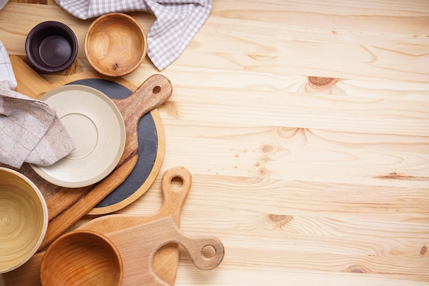 Vajilla moderna de cerámica y madera Vajilla de moda Platos para servir y comer comidas en un espacio de fondo de madera para la vista superior del texto