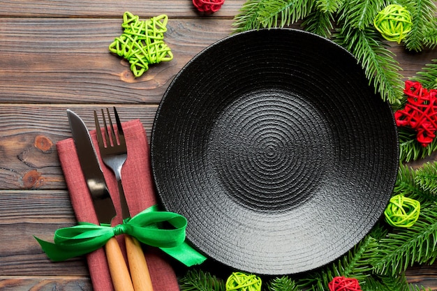 Vajilla de Navidad en mesa de madera