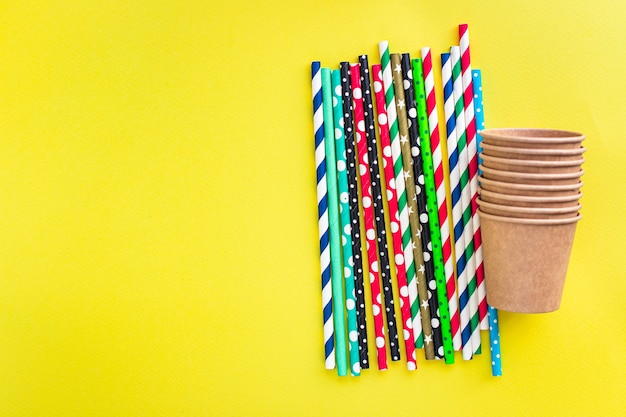 vajilla de papel taza pajitas de cóctel rayado punteado mezcla tazas paja esparcida útil ecología biodegradable