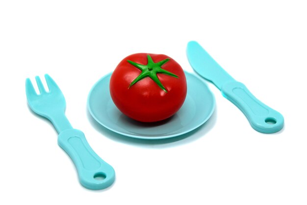 Vajilla de plástico de juguete para niños: plato con tomate, tenedor y cuchillo