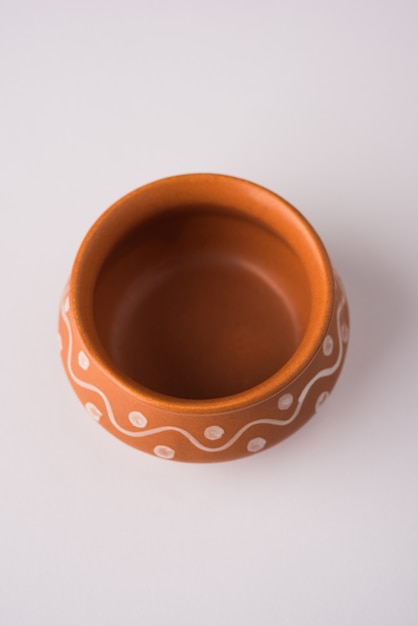 Vajilla de terracota vacía o juego de comedor como plato, tazón de sopa, tazón de servir, vidrio hecho de arcilla marrón, aislado en blanco