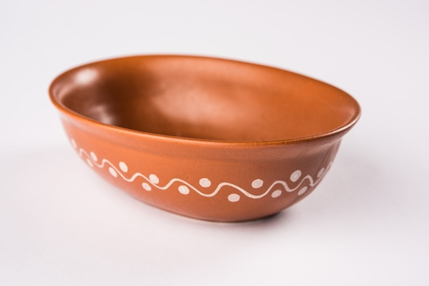 Vajilla de terracota vacía o juego de comedor como plato, tazón de sopa, tazón de servir, vidrio hecho de arcilla marrón, aislado en blanco