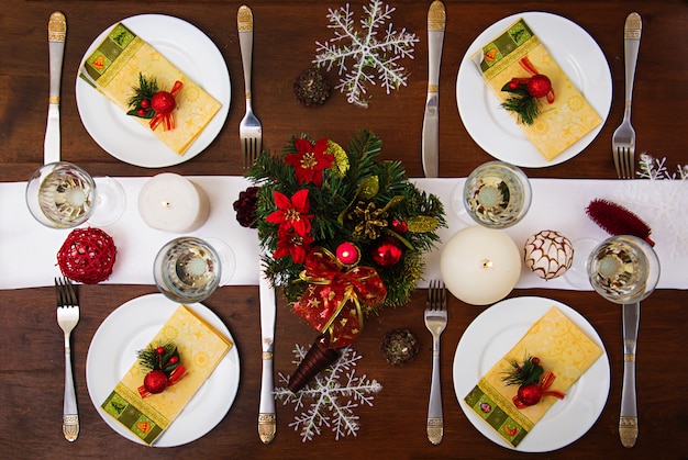 Vajilla tradicional en la mesa de Navidad.