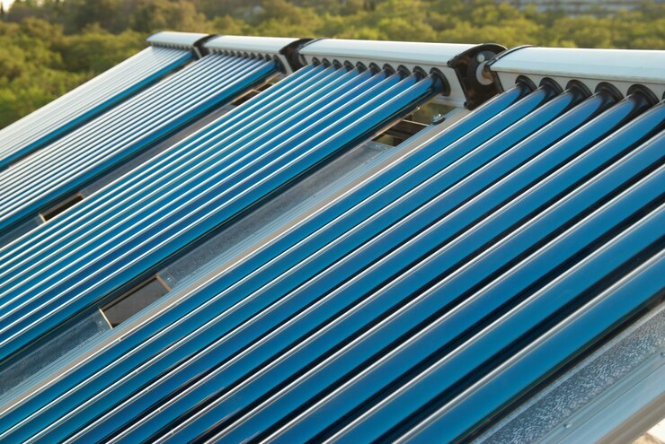 Vakuum-Solarwassererwärmung auf dem Hausdach.