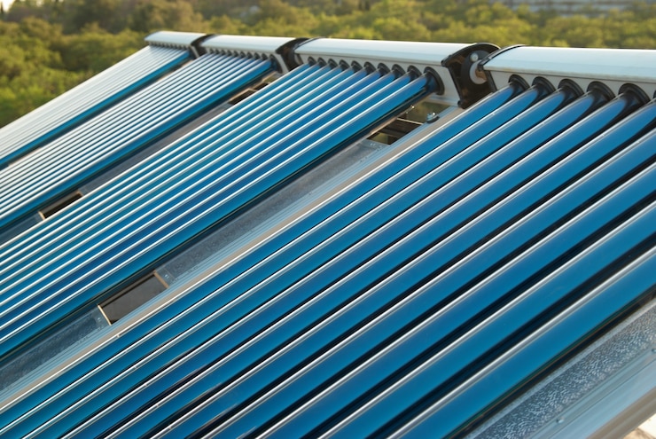 Vakuum Solarwasserheizung auf dem Hausdach.