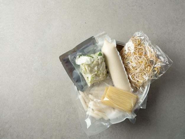 Foto vakuumverpackte weiche tofu-tteokbokki-zutaten koreanisches essen