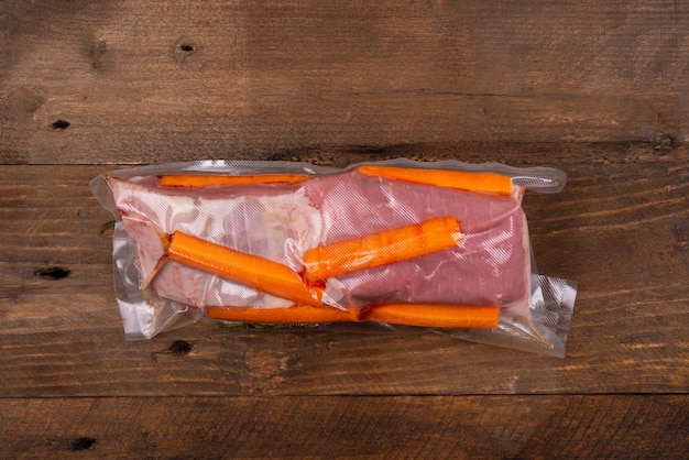 Vakuumverpacktes Eyeround-Steak auf Holzhintergrund