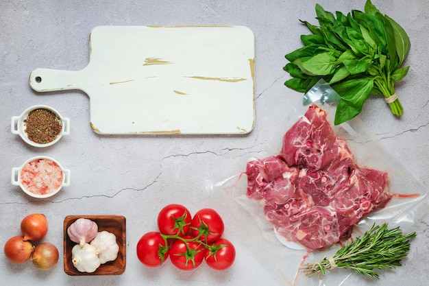 Vakuumversiegeltes Fleisch mit Zutaten