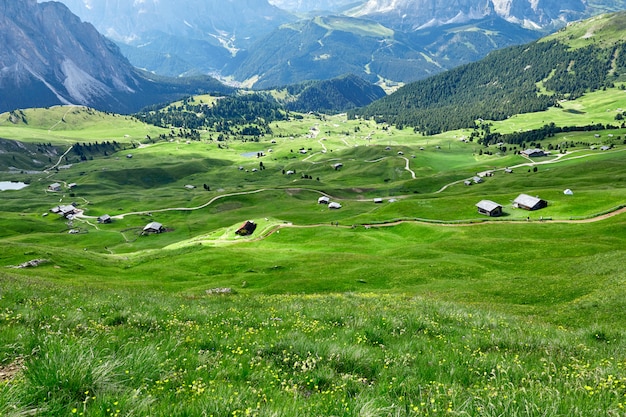 Val Gardena pradera campos y montañas