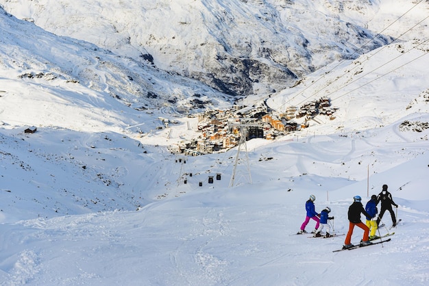 Val Thorens, Francia - 19 de diciembre de 2014: Vista del pueblo acogedor y hermoso en las montañas de los Alpes franceses. Estación de esquí. Paisaje soleado de invierno.