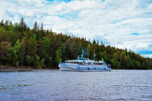 Valaam, Rusia - 11 de junio de 2015: Barco en el lago Ladoga y la naturaleza de la isla de Valaam en Karelia, Rusia