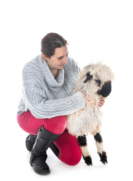 Valais Blacknose y mujer aislado en blanco