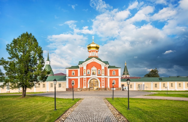 Valday. Filippovskaya Kirche des Iversky Klosters an einem sonnigen Tag