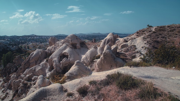 Vale cheio de formações rochosas únicas na Capadócia, Turquia