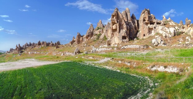 Vale cheio de formações rochosas únicas na Capadócia, Turquia