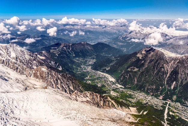 Vale com aldeias entre montanhas nevadas Chamonix Mont Blanc HauteSavoie Alps França