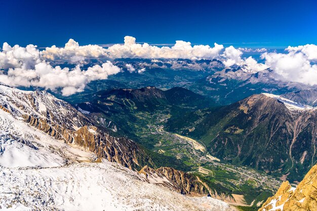 Vale com aldeias entre montanhas nevadas Chamonix Mont Blanc HauteSavoie Alps França