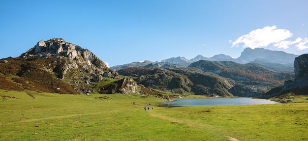 Vale com lago entre montanhas