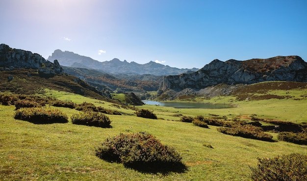 Vale com lago entre montanhas