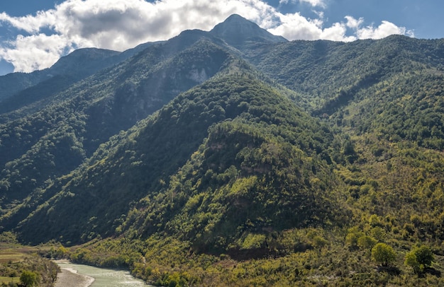 Vale da bela montanha com colinas e nuvens suaves