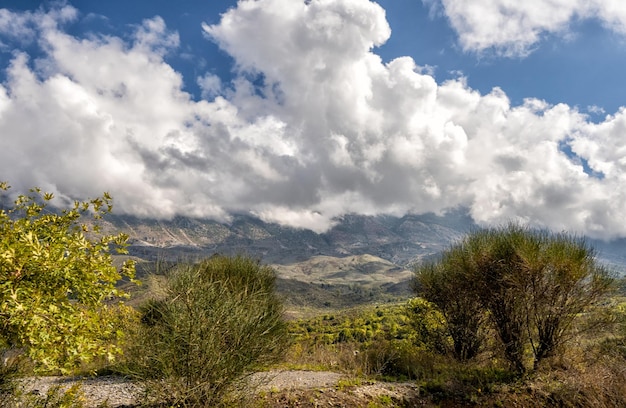 Vale da bela montanha com colinas e nuvens suaves