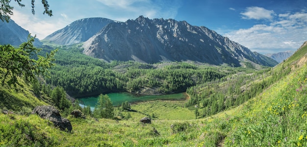 Vale da montanha com lago em uma manhã de verão, altai