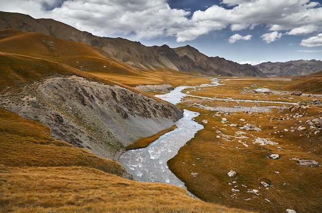 Foto vale da montanha no quirguistão