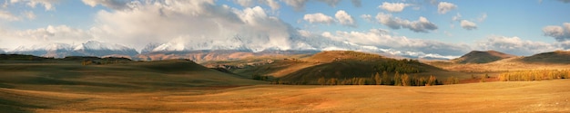 Vale da vista panorâmica do outono e montanhas cobertas de neve