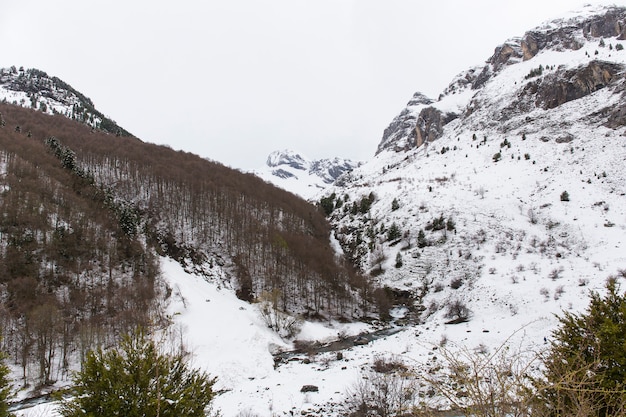 Vale de bujaruelo no parque nacional de ordesa e monte perdido com neve.