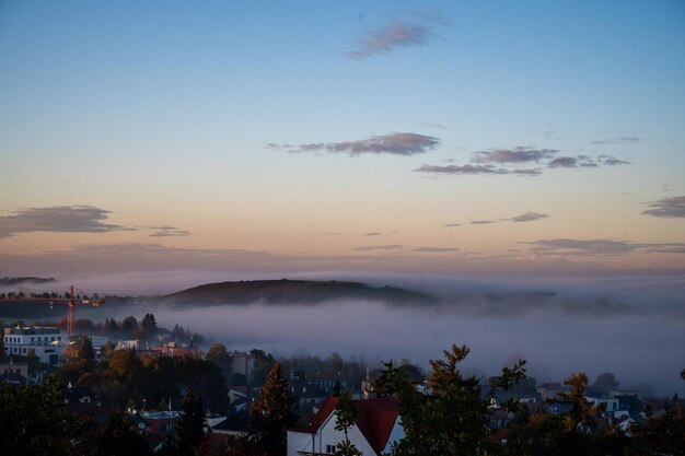 Foto vale de neblina com colina