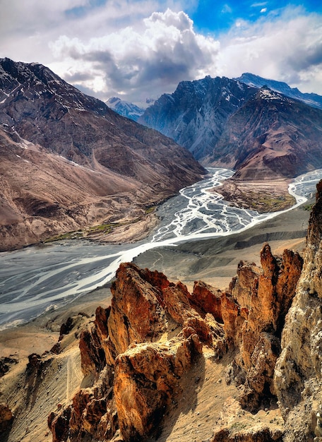 Vale de Spiti por montanhas contra o céu