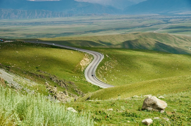 Vale de Suusamyr, paisagem montanhosa. Quirguistão.