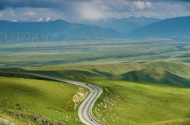 Vale de Suusamyr, paisagem montanhosa. Quirguistão.