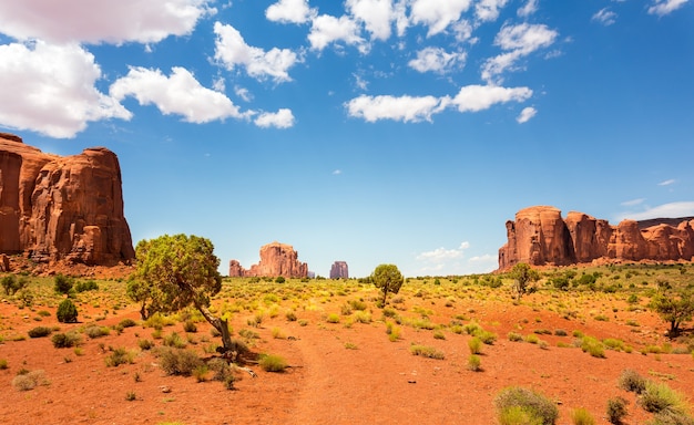 Foto vale do deserto e montanhas de arenito