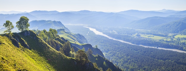 Vale do rio katun nas montanhas altai