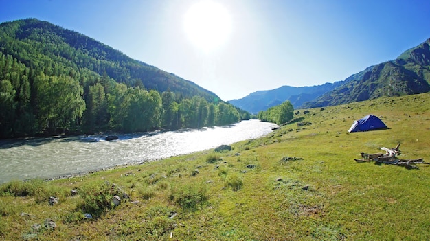 Vale e vista para o rio durante a viagem para as montanhas de Altai.