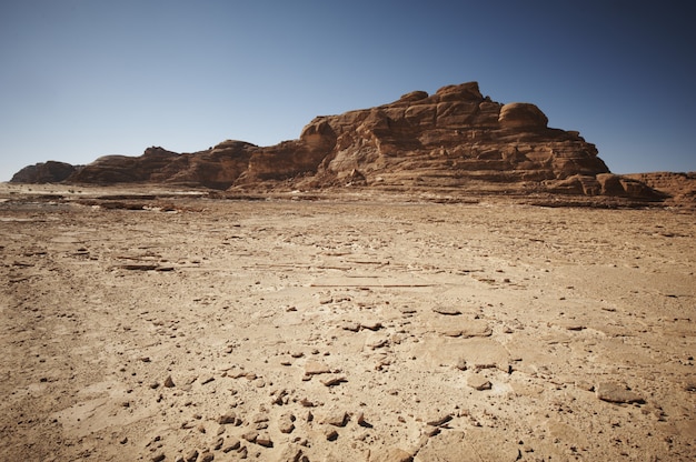 Vale no deserto do Sinai, com montanhas e sol