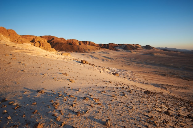 Vale no deserto do sinai, com montanhas