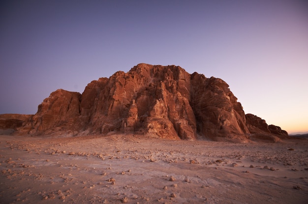 Vale no deserto do Sinai, com montanhas