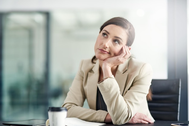 ¿Vale la pena si no estás satisfecho? Foto de una mujer de negocios que parece aburrida en el trabajo.