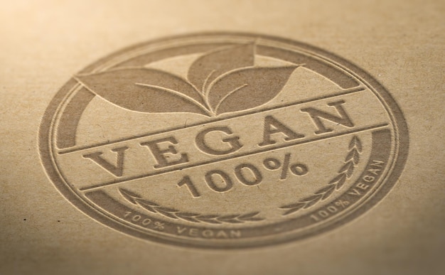 Vale-refeição com certificação vegana gravada sobre fundo natural marrom