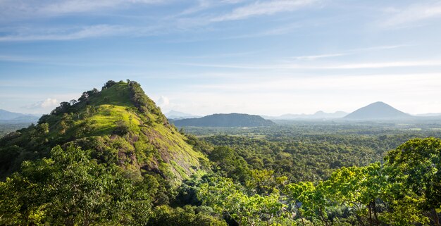 Vale verde e céu azul, cenário do Ceilão