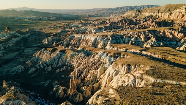 Vale vermelho na Capadócia, na Anatólia, na Turquia. Montanhas vulcânicas no Parque Nacional de Goreme.