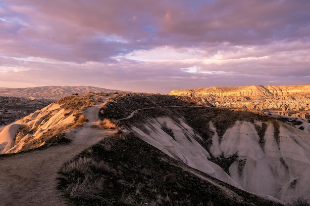 Vale vermelho ou rosa durante o pôr do sol na capadócia goreme turquia