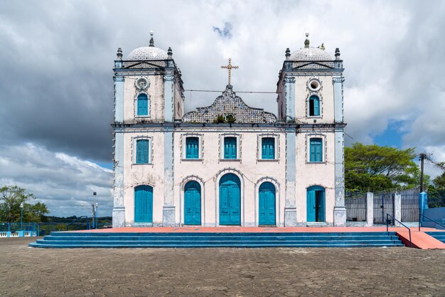 Valenca Bahía Brasil Septiembre 10 2022 Vista frontal de la fachada de la iglesia de Nossa Senhora do Amparo en la ciudad de Valenca Bahía