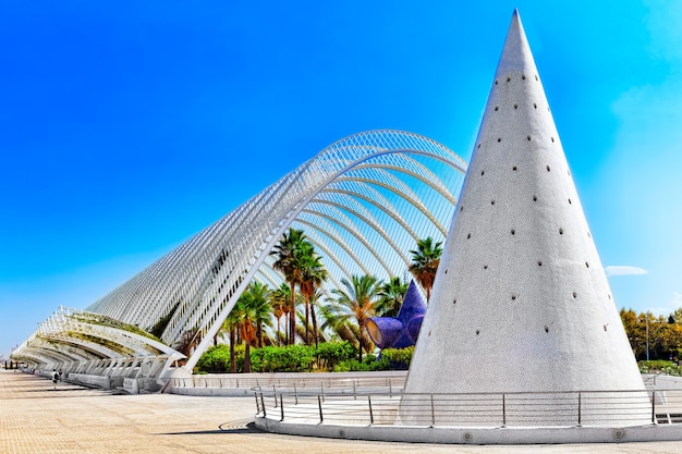 VALENCIA, ESPAÑA - 10 DE SEPTIEMBRE: Parque tropical ajardinado del paseo (L'Umbracle) - Ciudad de las Artes y las Ciencias. 10 de septiembre de 2014 en Valencia, España. Valencia recibe cada año a más de 4 millones de visitantes.