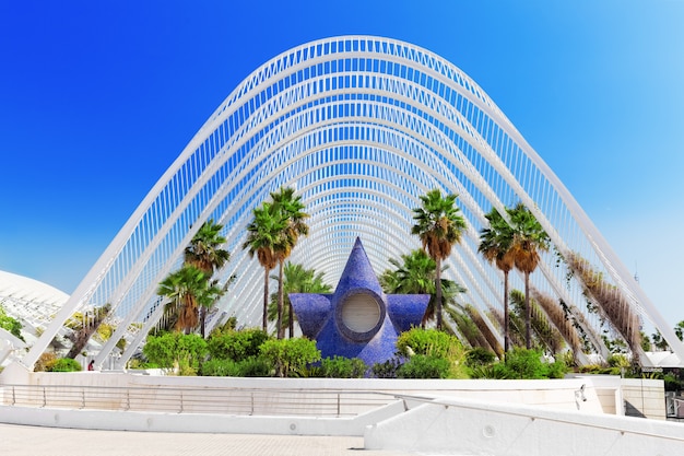 VALENCIA, ESPANHA - 10 DE SETEMBRO: Parque trópico de passeio paisagístico (L'Umbracle) - Cidade das Artes e Ciências. 10 de setembro de 2014 em Valência, Espanha. Todos os anos, Valência recebe mais de 4 milhões de visitantes.