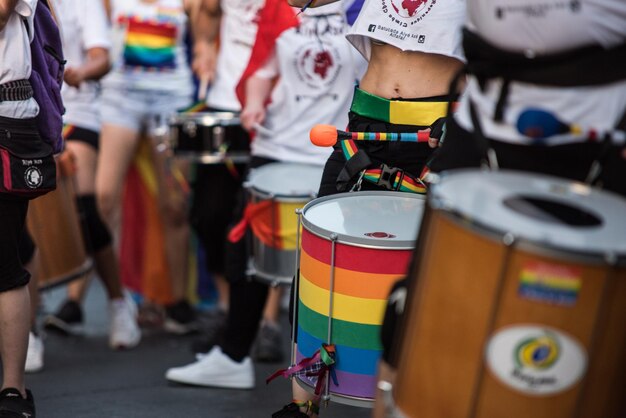 Foto valencia espanha 28 de junho de 2022 grupo de músicos tocando bateria durante a parada do orgulho gay