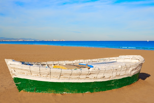 Valencia La Malvarrosa barcos de playa varados