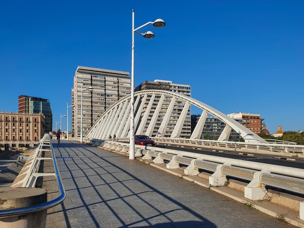 Valencia, moderne Puente de la Exposicion sobre el rio Turia